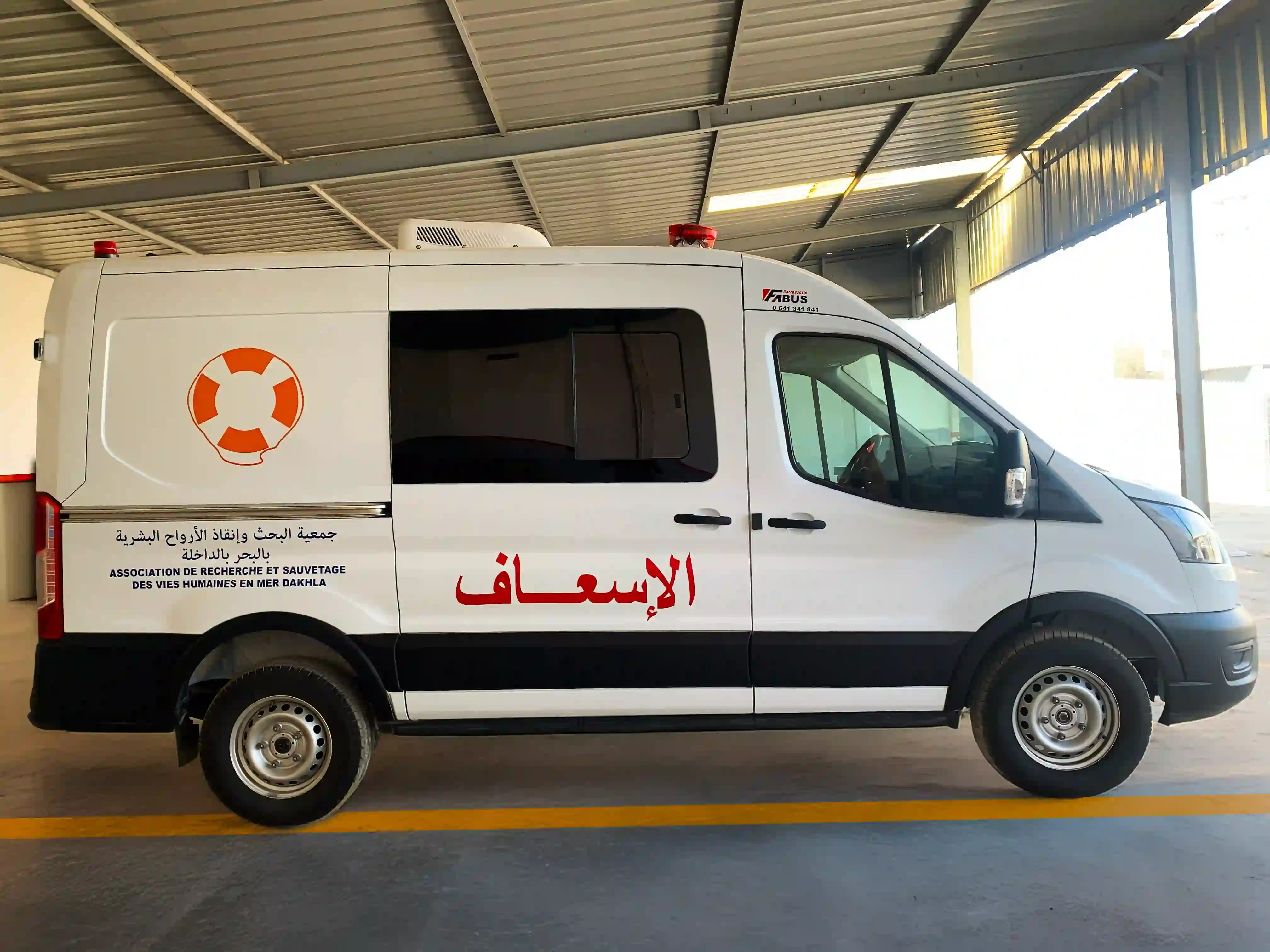 Ambulance médicalisée et équipée par FABUS, prête pour intervention.
