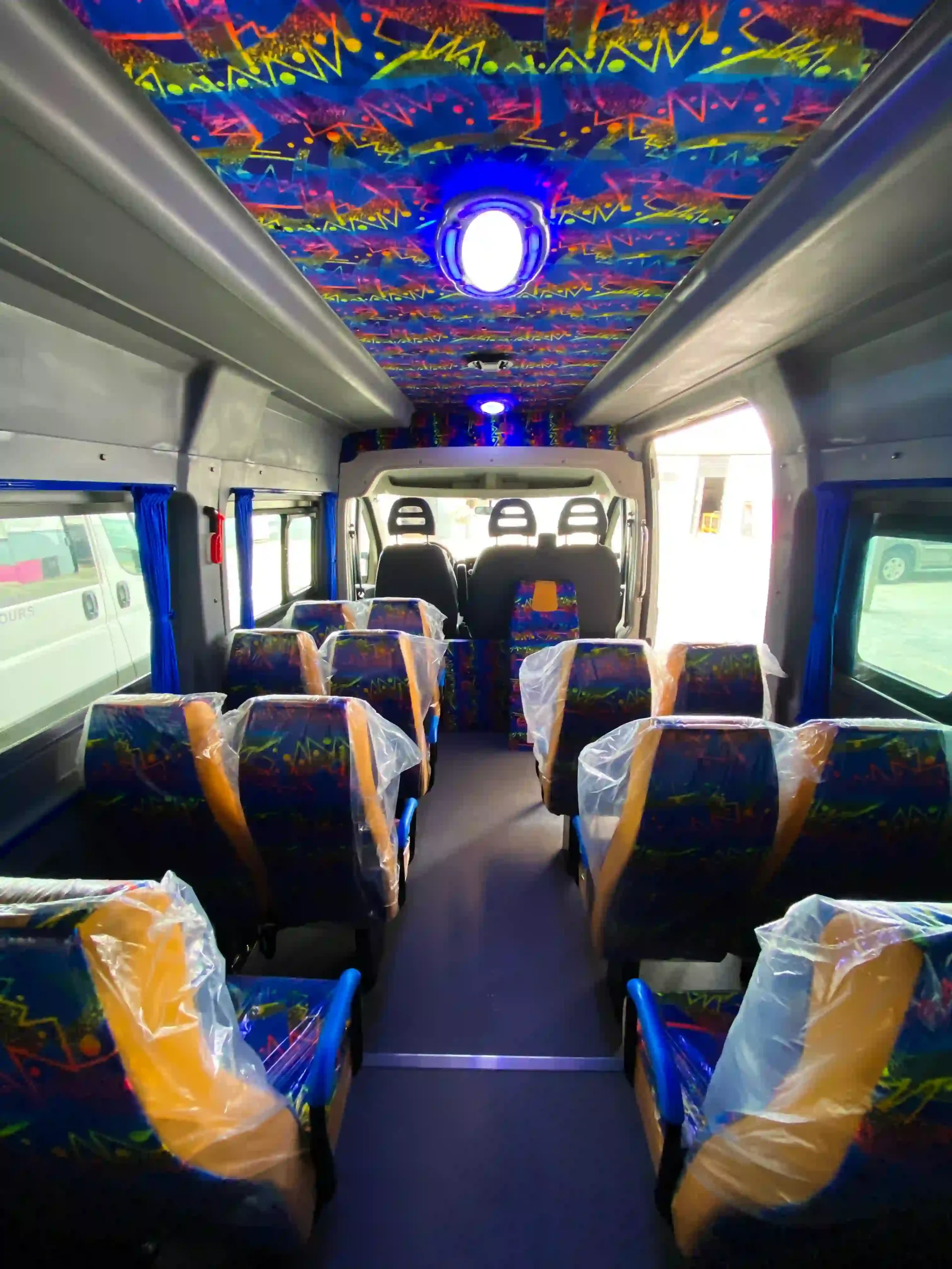 Intérieur d'un bus scolaire sécurisé